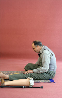 گزیده احکام رساله مصور جانبازان؛ احکام نماز(31) نماز خواندن نشسته یا ایستاده با وجود پای مصنوعی
