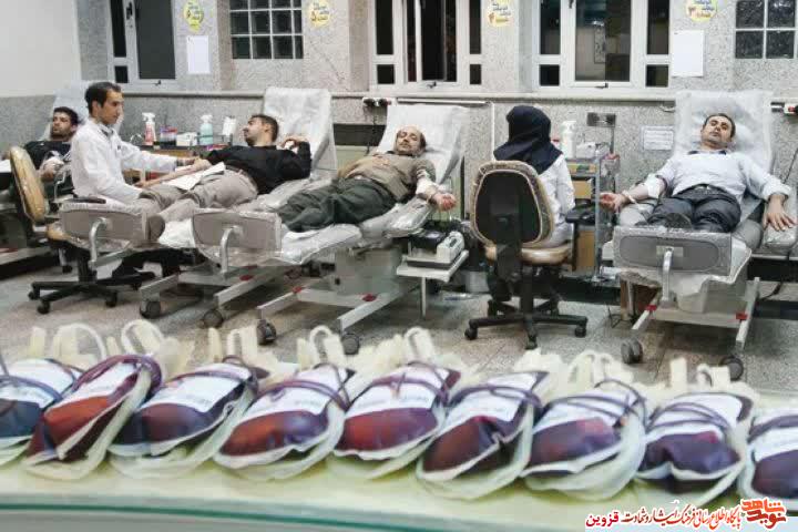 پاسداران و بسیجیان به بیماران خون اهدا کردند