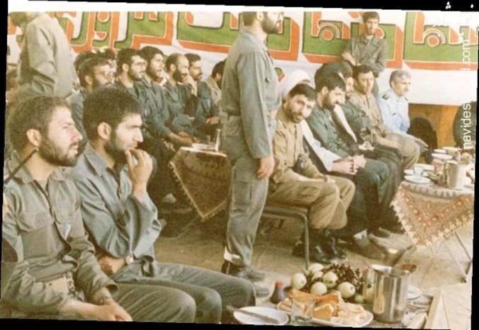 حسن طهرانی مقدم (نفر دوم از سمت چپ) در دوران دفاع مقدس- در تصویر شهیدان صیاد شیرازی و ستاری