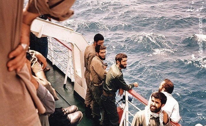 طهرانی مقدم (نفر دوم از سمت چپ) در دوران دفاع مقدس