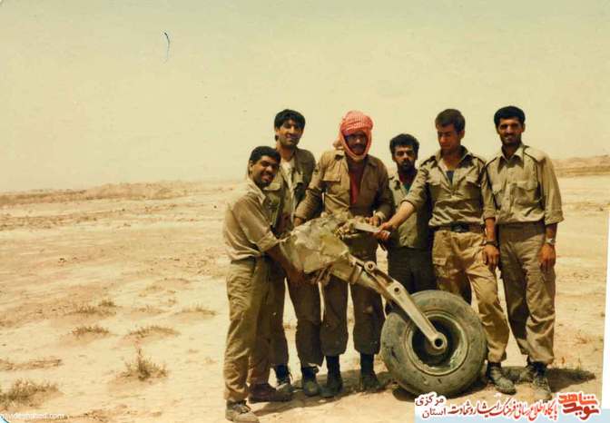 سقوط هواپیمای عراقی در خرمشهر 1361 و عکس یادگاری بچه ها با چرخ آن