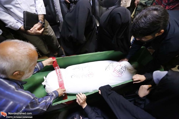 مراسیم الوداع مع الشهید حسین ادیبان بمقبرة شهداء طهران