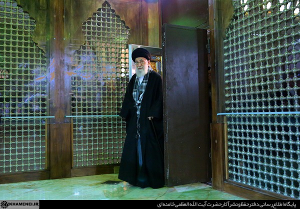 رهبر معظم انقلاب در مرقد مطهر امام راحل و گلزار شهدای بهشت زهرا حضور یافتند رهبر معظم انقلاب در مرقد مطهر امام راحل و گلزار شهدای بهشت زهرا حضور یافتند