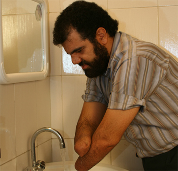 گزیده احکام رساله مصور جانبازان؛ احکام وضو (11) دو دست قطع شده و وضوی نیابتی (بخش دوم) گزیده احکام رساله مصور جانبازان؛ احکام وضو (11) دو دست قطع شده و وضوی نیابتی (بخش دوم)