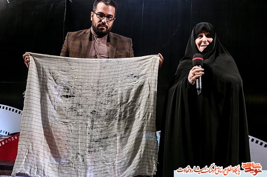 دعای خانواده های شهدا پشتیبان فیلمسازان انقلابی است/ انگشتر شهید در دستان کارگردان دایو دعای خانواده های شهدا پشتیبان فیلمسازان انقلابی است/ انگشتر شهید در دستان کارگردان دایو