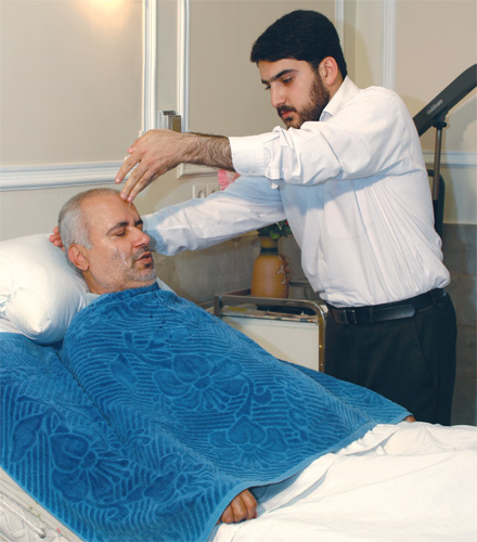 گزیده احکام رساله مصور جانبازان؛ احکام وضو (23) وضوی قطع نخاعی در حالت خوابیده گزیده احکام رساله مصور جانبازان؛ احکام وضو (23) وضوی قطع نخاعی در حالت خوابیده