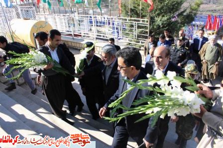 دیدار وزیر کشور با خانواده شهید معظم حسن عبدالله زاده در شهرستان پاوه + تصویر دیدار وزیر کشور با خانواده شهید معظم حسن عبدالله زاده در شهرستان پاوه + تصویر