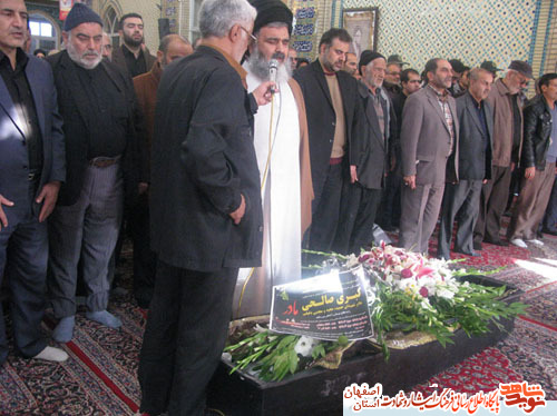مادر شهیدان حمید، مجید و مجتبی دقیقی کاشانیان به فرزندان شهیدش پیوست مادر شهیدان حمید، مجید و مجتبی دقیقی کاشانیان به فرزندان شهیدش پیوست