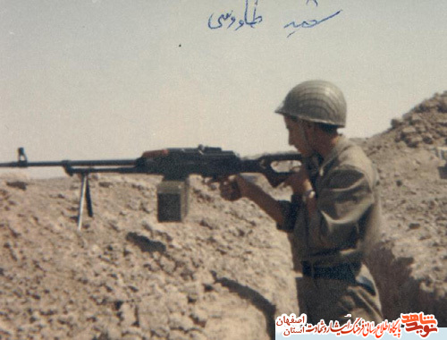 حاجیه خانم مهرانگیز کیانی مادر شهید گرانقدر مهدی طاووسی به فرزند شهیدش پیوست حاجیه خانم مهرانگیز کیانی مادر شهید گرانقدر مهدی طاووسی به فرزند شهیدش پیوست