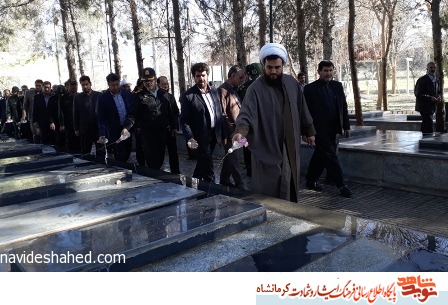 مراسم عطر افشانی گلزار مطهر شهدای انقلاب اسلامی درشهرستان گیلانغرب برگزار شد