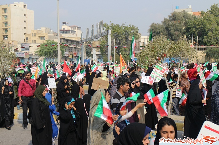 حضور تماشایی هرمزگانی ها در جشن بهار انقلاب اسلامی ( یوم الله 22بهمن) حضور تماشایی هرمزگانی ها در جشن بهار انقلاب اسلامی ( یوم الله 22بهمن)