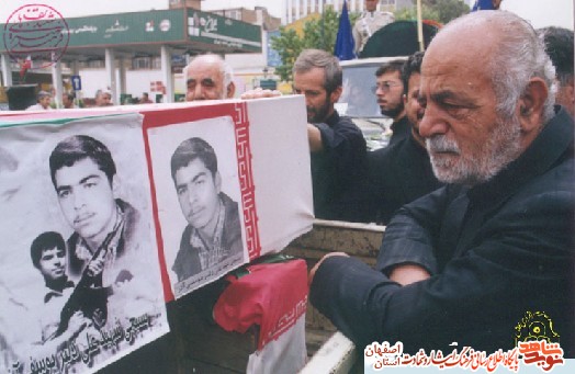 تجلی احسان به والدین در وصیتنامه شهدای نجف آباد