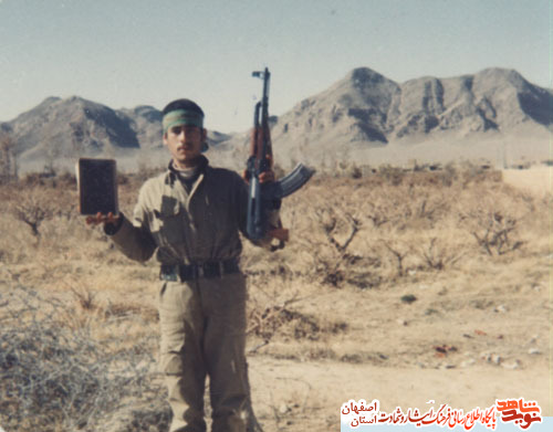 حاجیه خانم کبری سبزواری مادر شهید گرانقدرعباس پیروی به فرزند شهیدش پیوست حاجیه خانم کبری سبزواری مادر شهید گرانقدرعباس پیروی به فرزند شهیدش پیوست