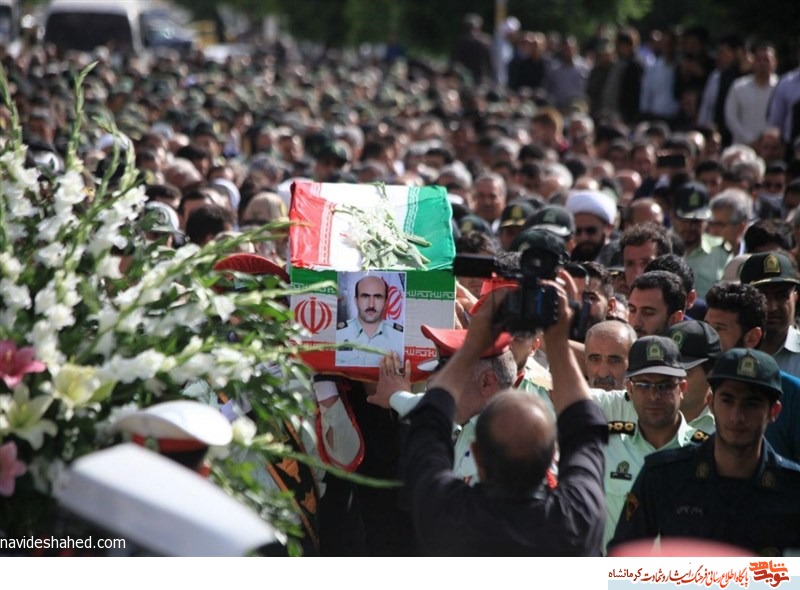 پیکر شهید «کوروش حاجیمرادی» در اسلامآباد غرب تشییع شد پیکر شهید «کوروش حاجیمرادی» در اسلامآباد غرب تشییع شد