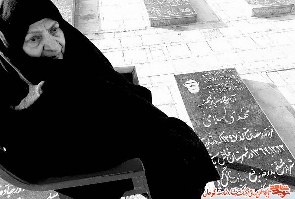 تصویر/ حضور مادر شهید «مهدی اسلامی» بر مزار فرزندش تصویر/ حضور مادر شهید «مهدی اسلامی» بر مزار فرزندش