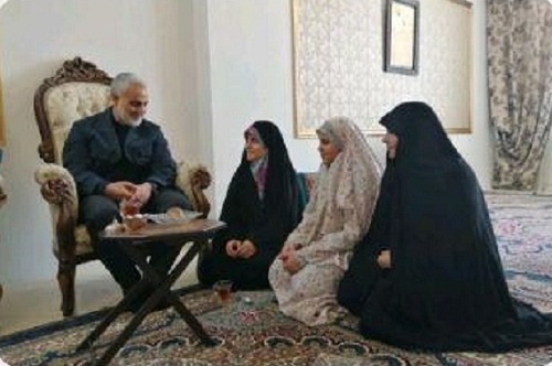 عیدی سردار سلیمانی به 3 فرزند شهید مدافع حرم+ تصویر عیدی سردار سلیمانی به 3 فرزند شهید مدافع حرم+ تصویر
