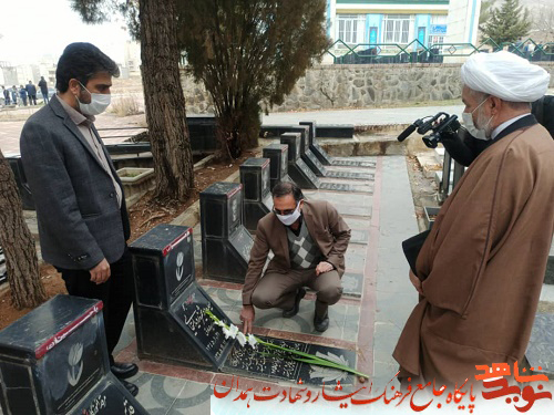 گلزار شهدای روحانی شهرستان تویسرکان غبارروبی و عطر افشانی شد گلزار شهدای روحانی شهرستان تویسرکان غبارروبی و عطر افشانی شد