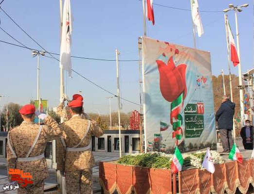 پرچم جمهوری اسلامی و بنیاد در گلزار شهدای قزوین برافراشته شد
