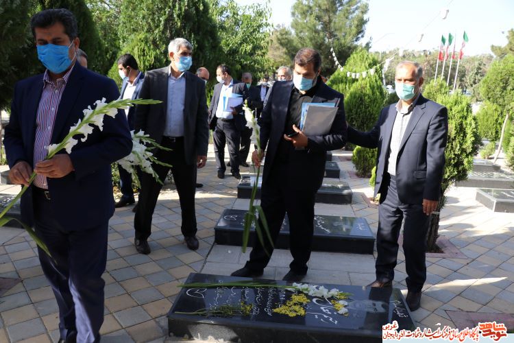 گزارش تصویری/ادای احترام معاون تعاون و امور اجتماعی بنیاد شهید و امور ایثارگران به مقام شامخ شهدای آذربایجان غربی گزارش تصویری/ادای احترام معاون تعاون و امور اجتماعی بنیاد شهید و امور ایثارگران به مقام شامخ شهدای آذربایجان غربی