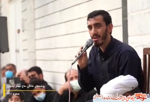 فیلم/ مدیحه سرایی مهدی رسولی مقابل منزل شهدا