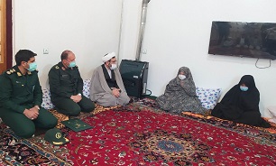 دیدار فرمانده سپاه شهدای آذربایجان غربی با خانواده شهید «ویسی» دیدار فرمانده سپاه شهدای آذربایجان غربی با خانواده شهید «ویسی»