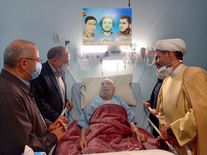 استاندار قم از پدر شهیدان وکیلی ناطق عیادت کرد