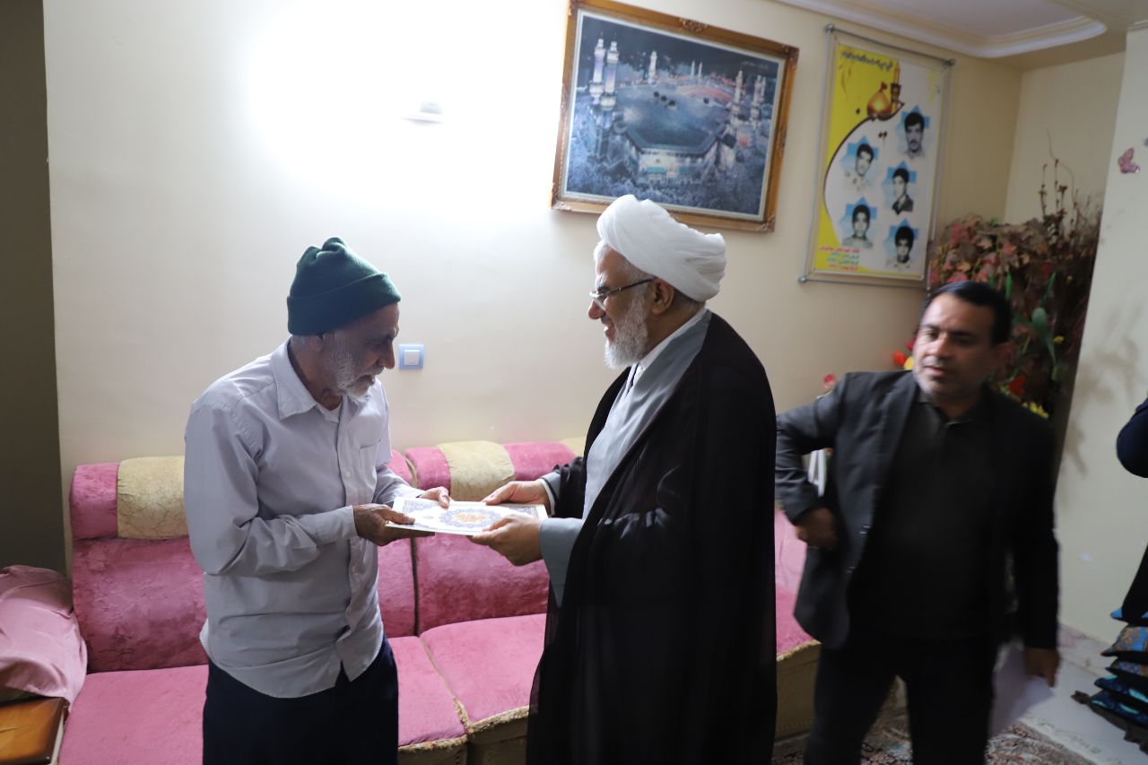 تجلیل نماینده ولی‌فقیه در هرمزگان از خانواده شاهد و ایثارگر