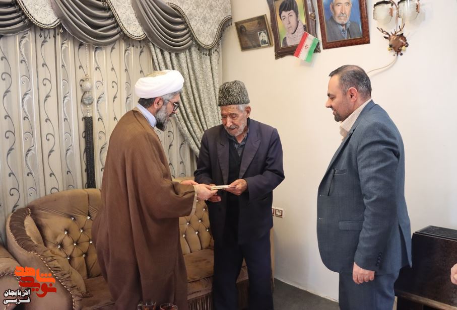 دیدار مدیرکل بنیاد شهید و امورایثارگران آذربایجان غربی با پدر شهید «عزیزعلی علیزاده قراگوز» دیدار مدیرکل بنیاد شهید و امورایثارگران آذربایجان غربی با پدر شهید «عزیزعلی علیزاده قراگوز»