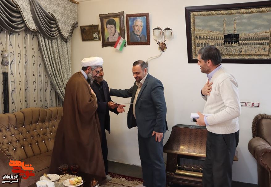 دیدار مدیرکل بنیاد شهید و امورایثارگران آذربایجان غربی با پدر شهید «عزیزعلی علیزاده قراگوز» دیدار مدیرکل بنیاد شهید و امورایثارگران آذربایجان غربی با پدر شهید «عزیزعلی علیزاده قراگوز»