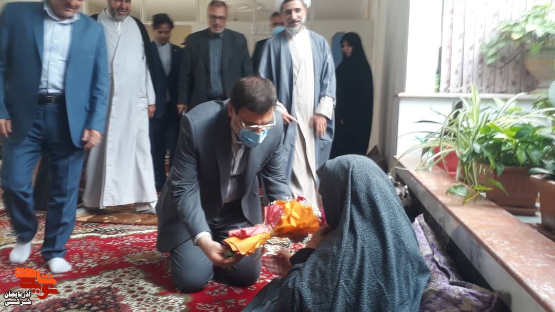 سفر قاضی‌زاده هاشمی به بستان‌آباد به نمایندگی از هیئت دولت/ دیدار با خانواده معظم شهدا و ایثارگران بستان‌آباد