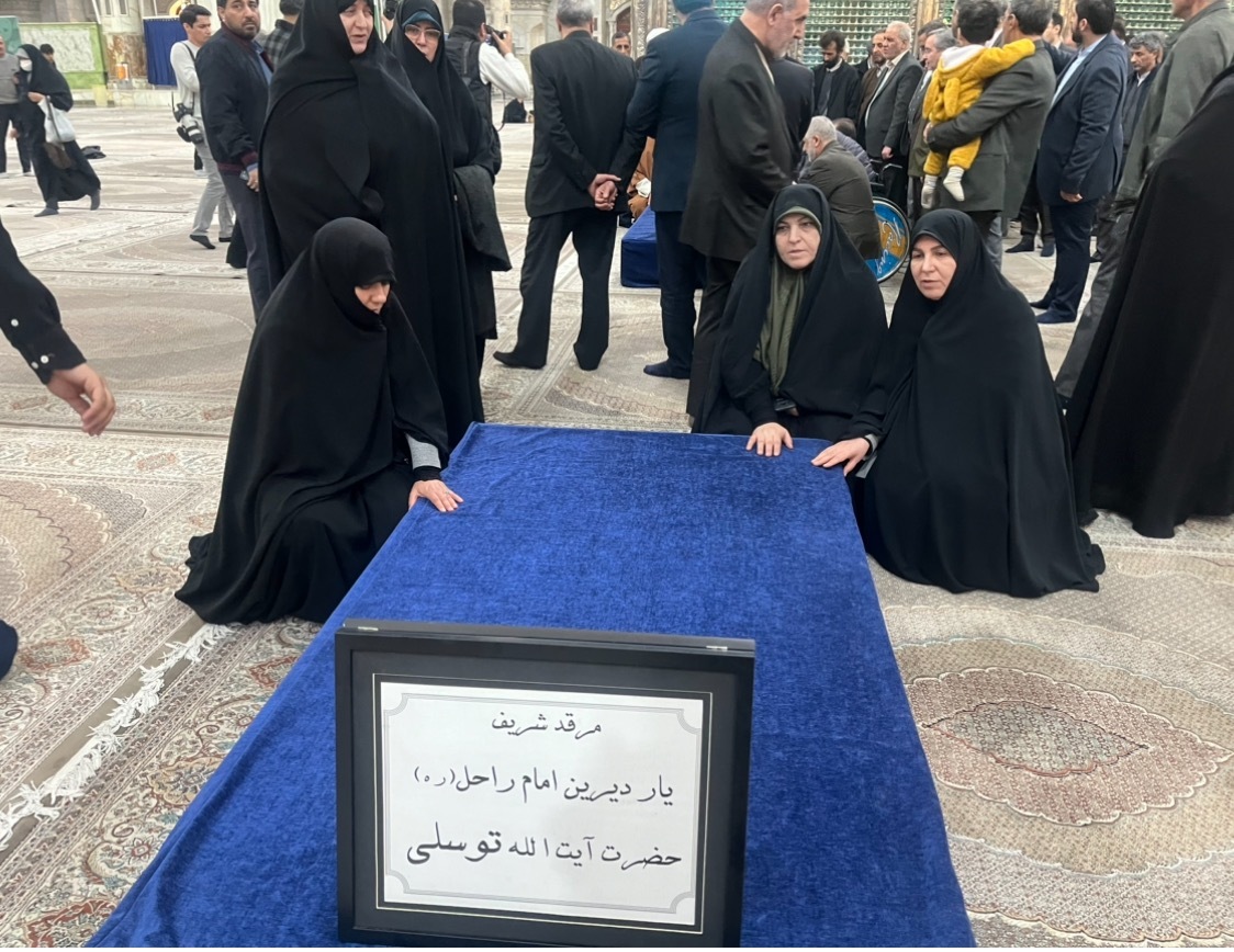 ادای احترام رئیس بنیاد شهید و امور ایثارگران به امام راحل