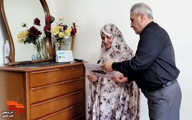دیدار صمیمی سلمانی با مادر شهید محمدرضا اکبری