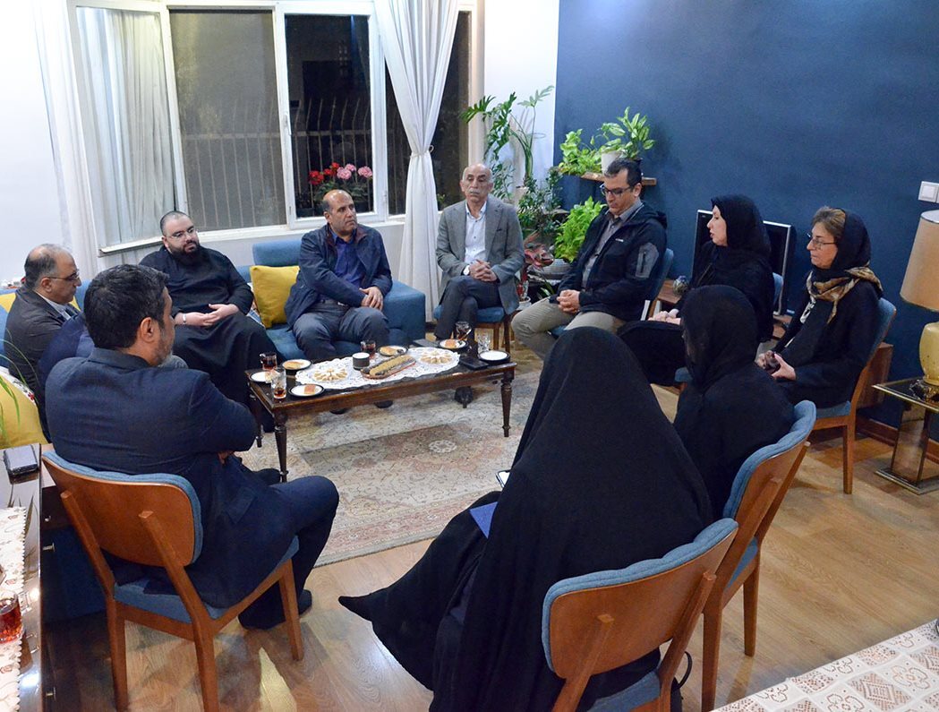مدیرکل بنیاد شهید تهران بزرگ برای عرض تسلیت در منزل شهیدارمنی «طومانیان» حضور یافت
