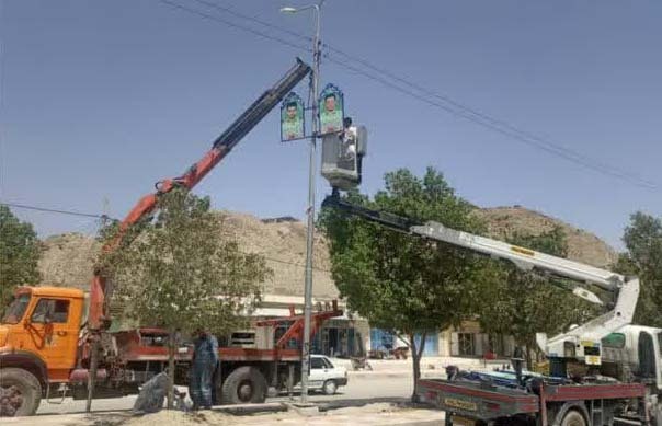 نصب تابلوی مزین به تصاویر شهدای حوادث تروریستی در راسک