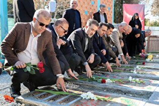 قبور مطهر شهدای غریب اسارت شیراز گلباران شد