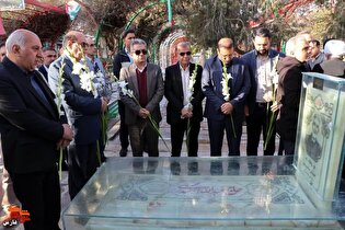 قبور مطهر شهدای شیراز در آغاز دهه فجر عطرافشانی...