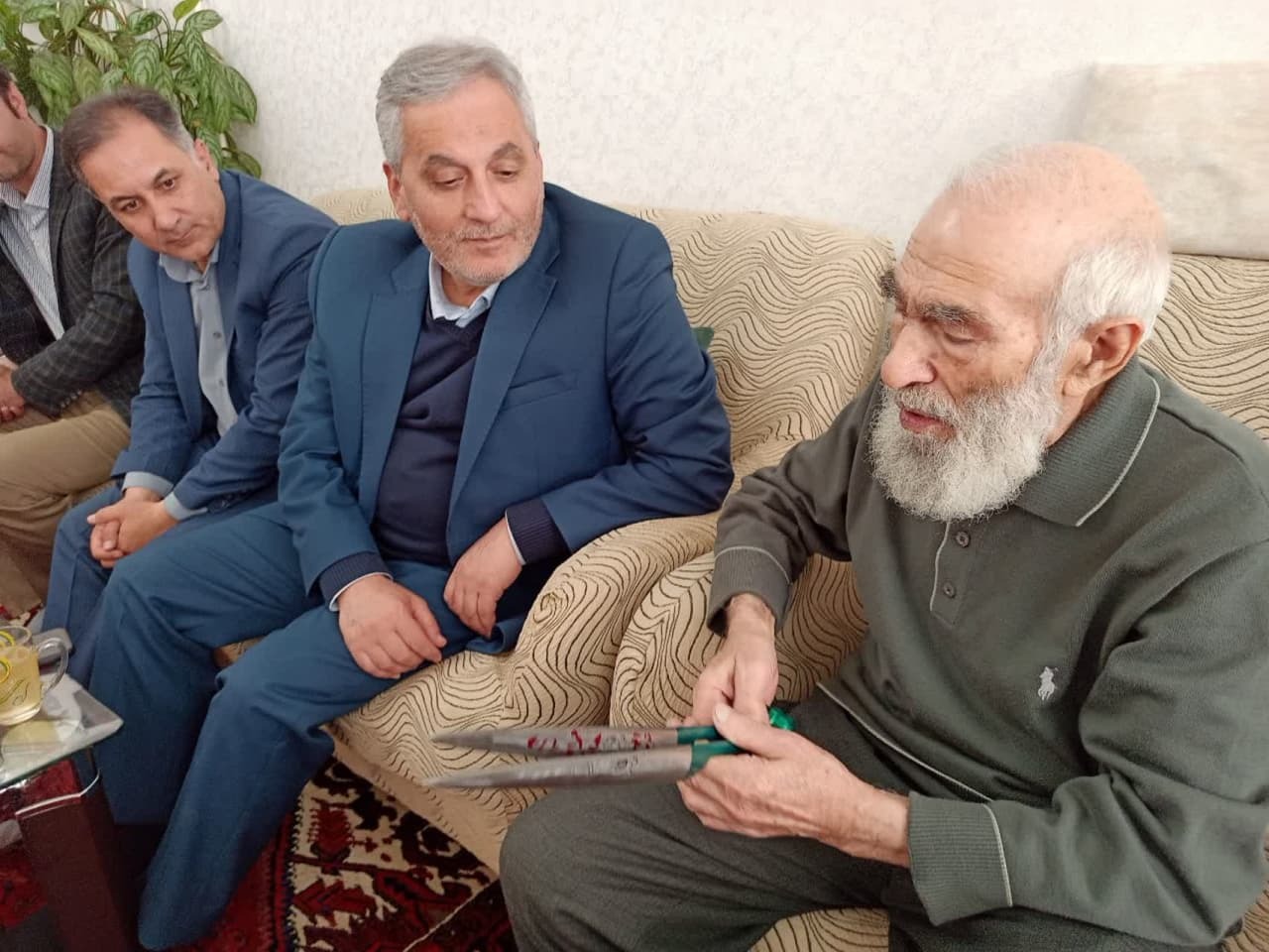 علی‌اکبر سلمانی با خانواده شهدای مراغه دیدار تازه کرد