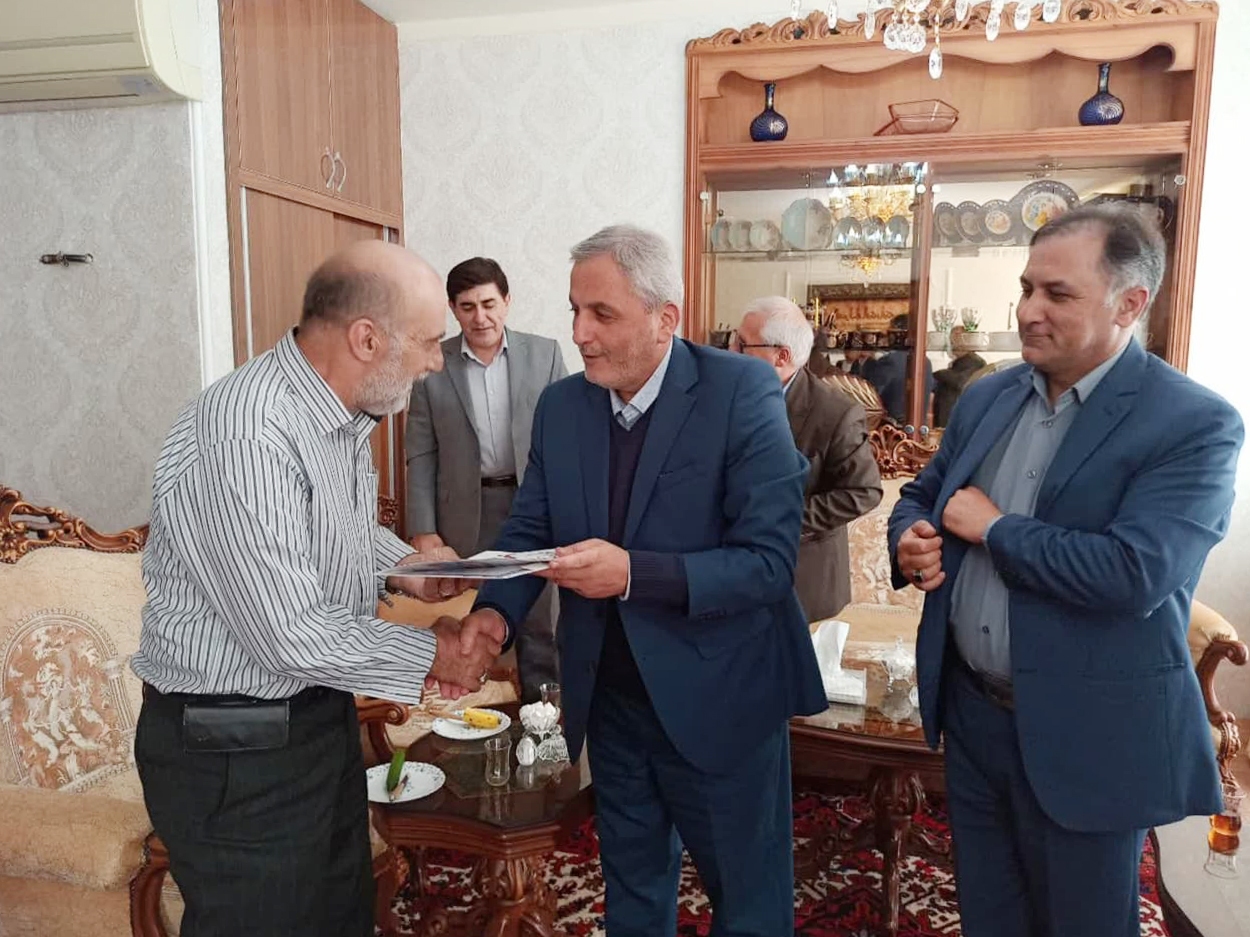 علی‌اکبر سلمانی با خانواده شهدای مراغه دیدار تازه کرد
