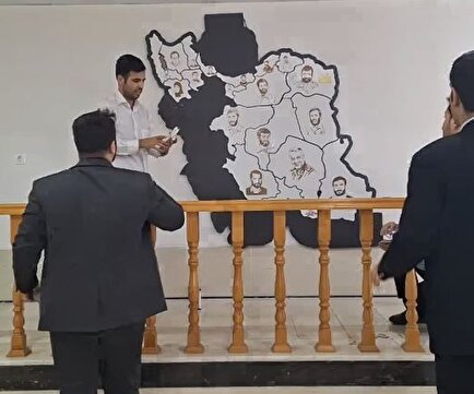 فیلم | نصب نقشه ایران منقش به شمایل شهدا در موسسه ایثار قزوین