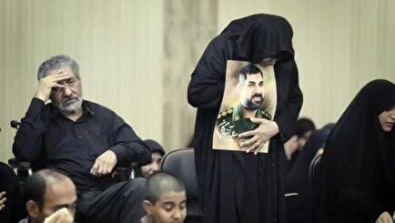 وداع خانواده شهید «سعید آذربادگان» با پیکر شهید