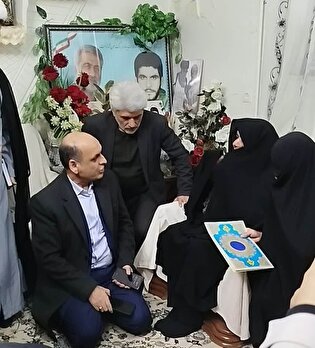 استاندار گیلان با خانواده شهیدان درویشوند در لوشان دیدار کرد