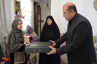 تبریک تولد فرزند شهید در دیدار با خانواده شهید «اثنی‌عشری»