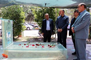 ادای احترام معاون فرهنگی و آموزشی بنیاد شهید و...
