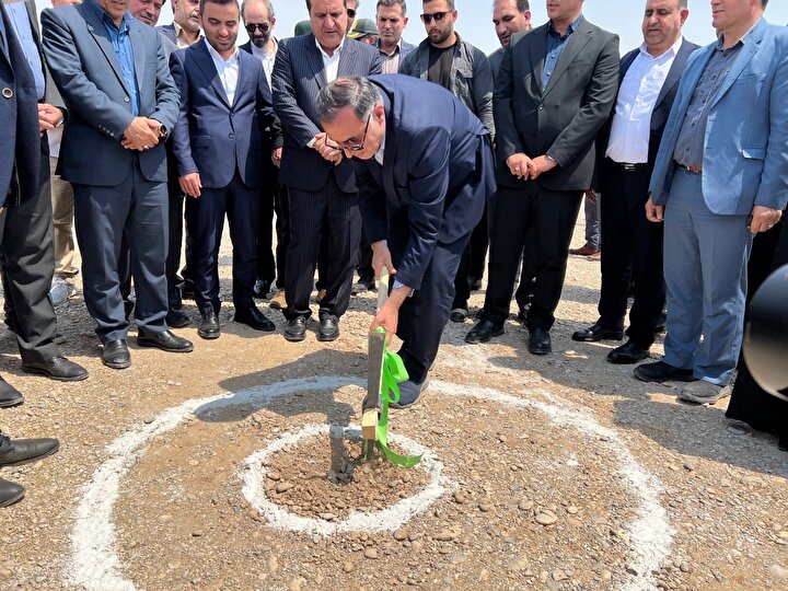 کلنگ‌‌زنی پروژه استراتژیک نیروگاه خورشیدی ۲۰ مگاواتی مهران توسط رئیس بنیاد شهید و امور ایثارگران 