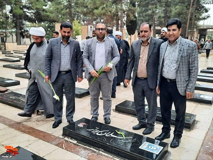 تصاویر|آیین غبارروبی و عطرافشانی گلزار شهدای اسلام‌آبادغرب برگزار شد