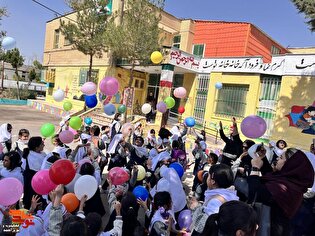 به یاد ۱۶۸ شهید میناب؛ پرواز بادکنک‌ها از مرکز...