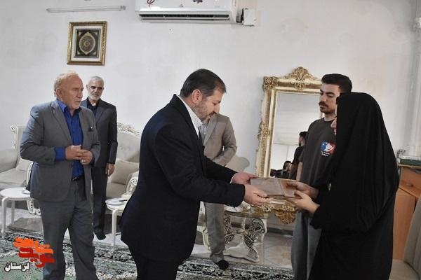 دیدار مدیرکل بنیاد شهید و امور ایثارگران لرستان با خانواده شهید والامقام«حسین بیرانوند»