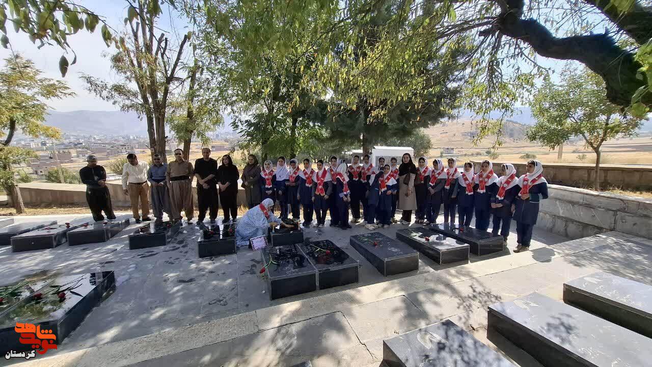 گلباران مزار شهدای سلیمانبگ با حضور دانشآموزان در قالب طرح «لالههای روشن» گلباران مزار شهدای سلیمانبگ با حضور دانشآموزان در قالب طرح «لالههای روشن»