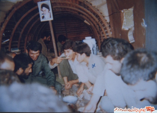 در کنار سفره ساده رزمندگان در جبهه 