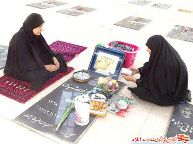 مراسم مهمانی لاله ها درهفتمین روز از هفته دفاع مقدس ،گلزار شهدای علی صالح(ع)